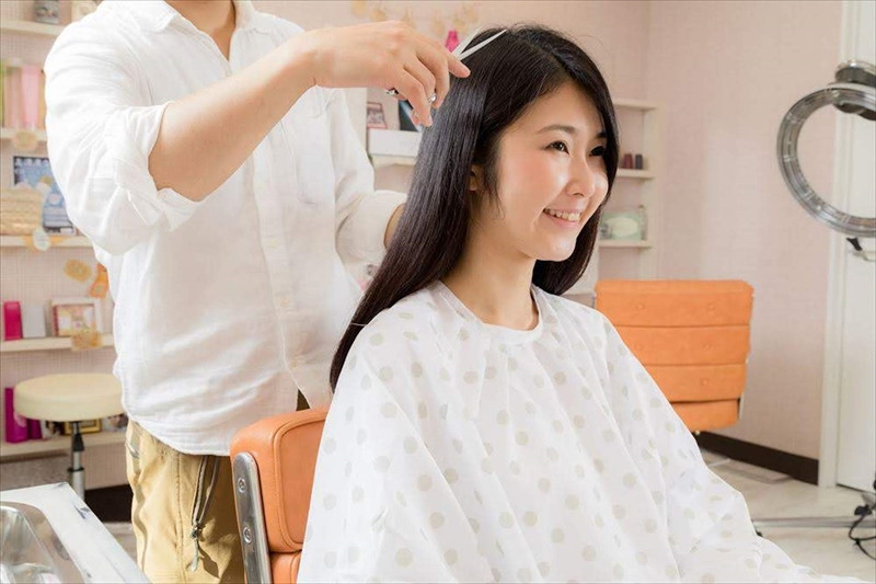 横浜市南区の理容室hair siesta （シエスタ）はヘアカットからシェービングまで対応します